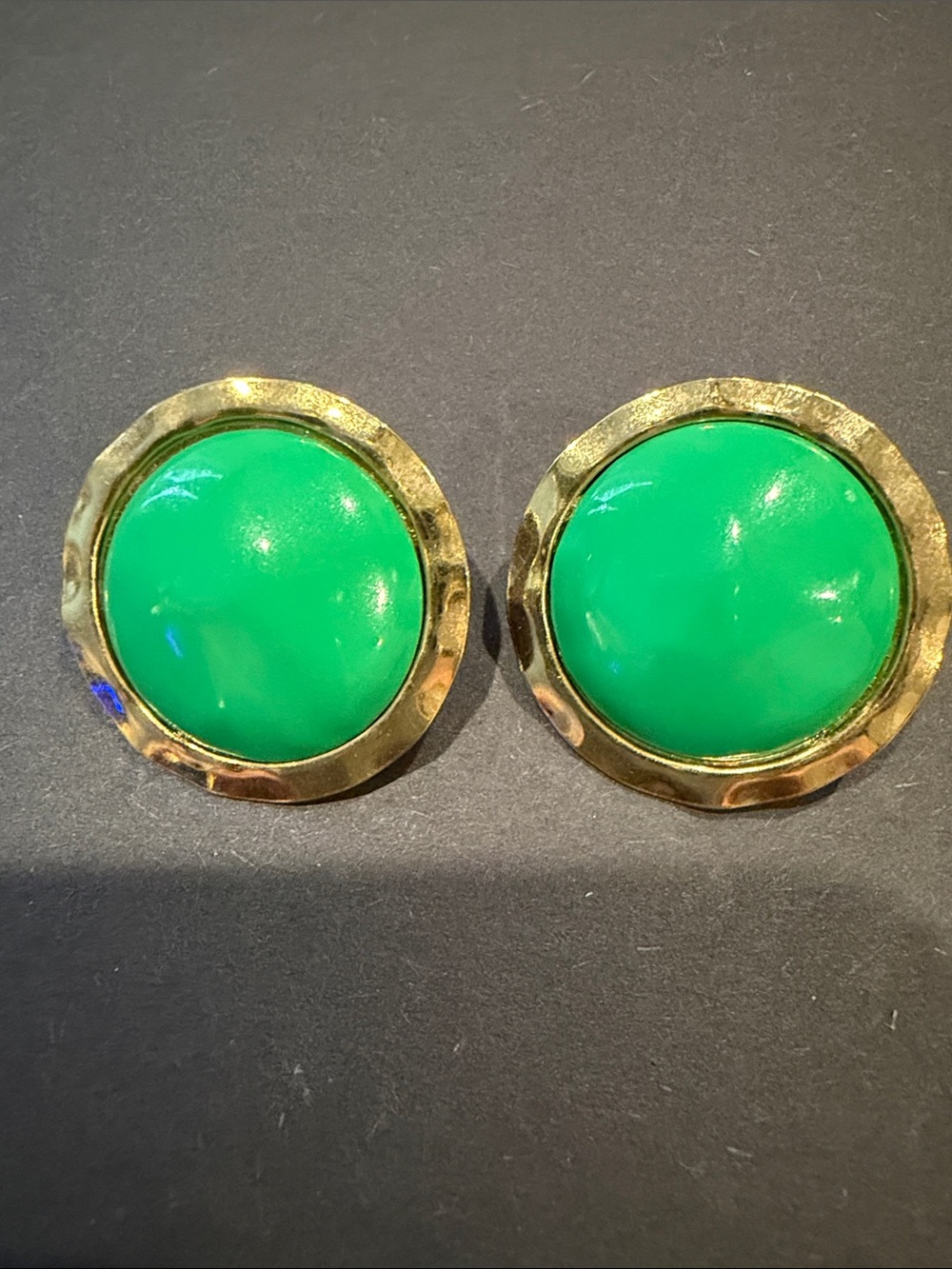 💚🟢💚VINTAGE GREEN LUCITE BUTTON EARRINGS, SET IN GOAL TONE💚🟢💚
